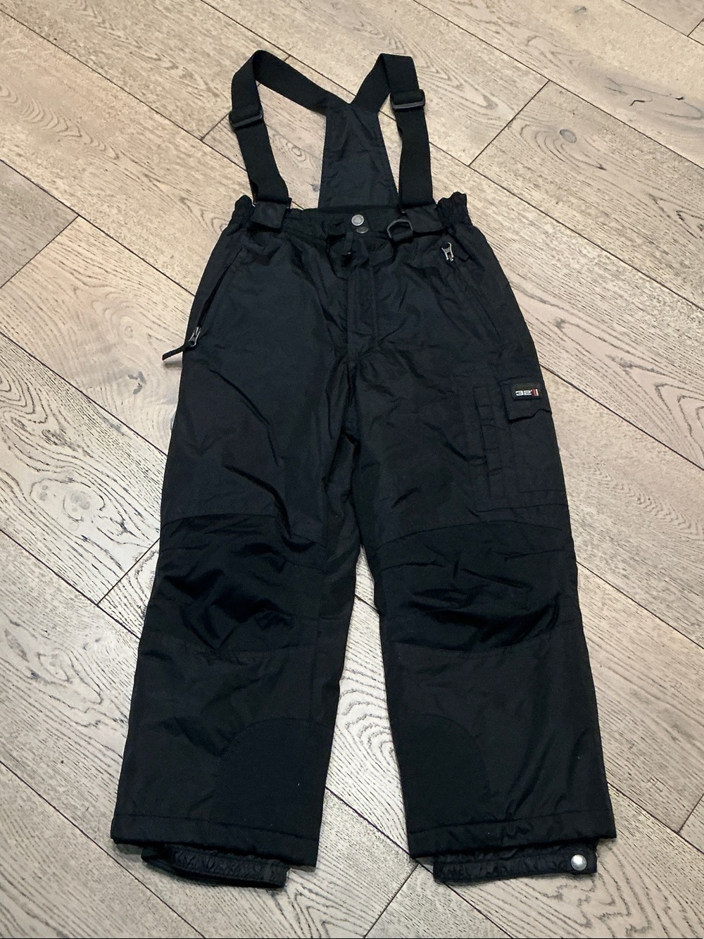 Kids 32 Degree black snow pants. Size 7/8. Suspenders. Front zip. Worn once.